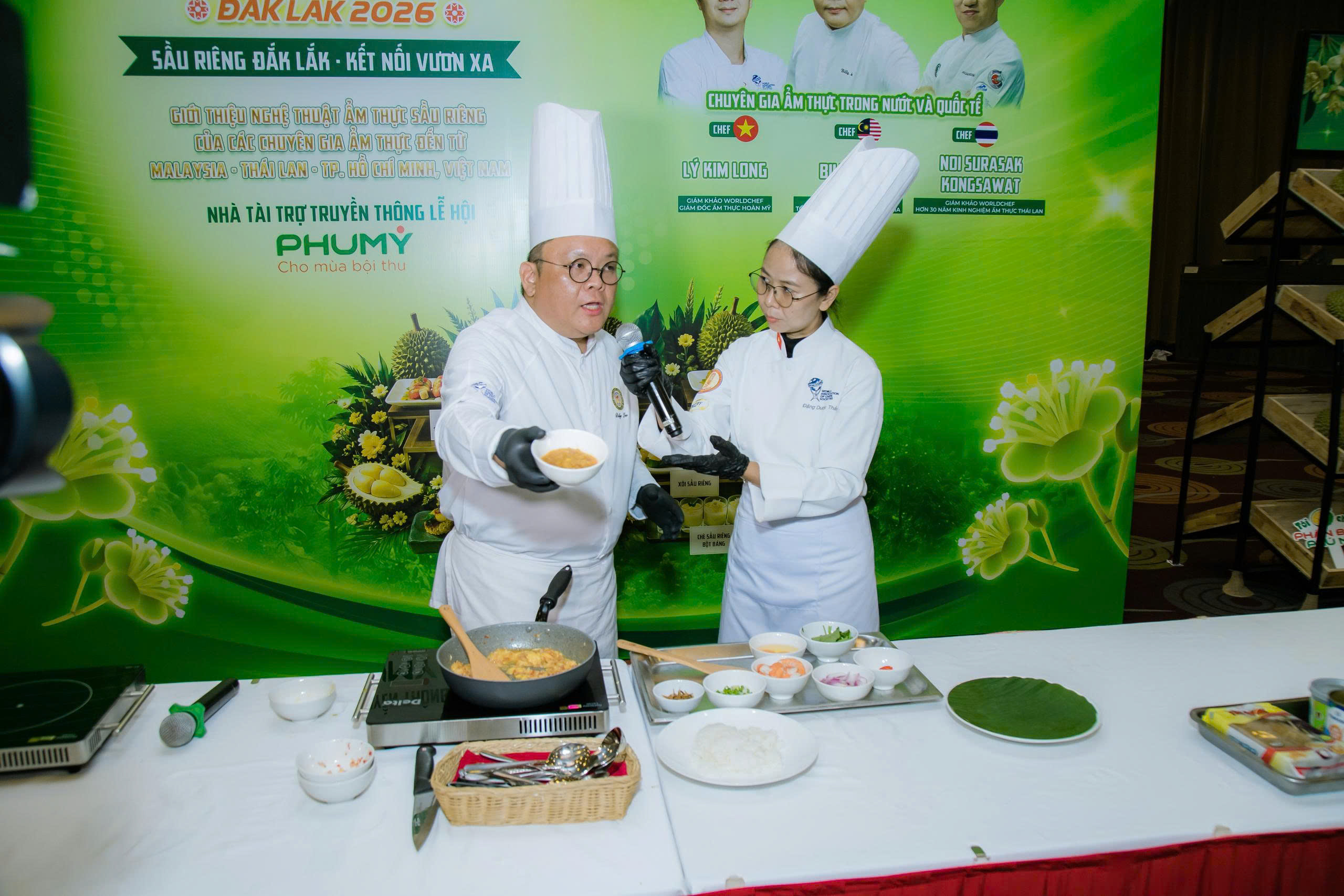 Đầu bếp thuyết minh về món ăn được chế biến với Sầu riêng